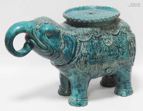 绿松石陶瓷马鞍，以远东风味的大象为主题。36x60厘米