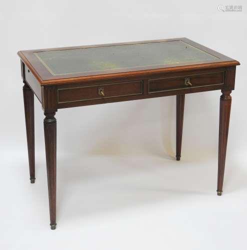长方形红木小书桌，有两个抽屉和四个凹槽腿。侧架。皮面。路易十六风格的作品。77 x 100 x 60厘米穿着