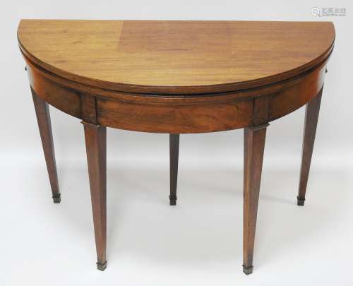 天然木质的半月形桌子，五条腿上放着，上面有毛毡内衬。纪元76 x 108 x 54厘米磨损和恢复