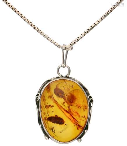 Silver venetian link necklace and amber with insect in a silver frame - 925/1000.