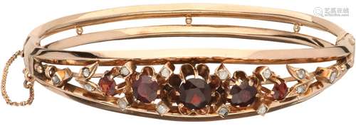 Rose gold bangle, with 14 rose cut diamonds and garnet - 14 ct.