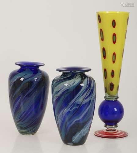 A lot with (3) colored glass vases, late 20th century.