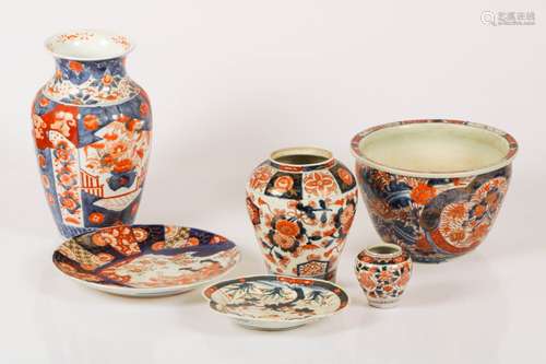 A lot of various porcelain with Imari decor. including a cachepot and various dishes, Japan, 18th an