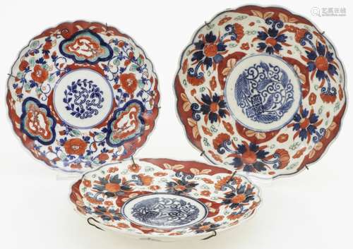 A lot of (3) porcelain plates with Imari decor. Japan, circa 1900.