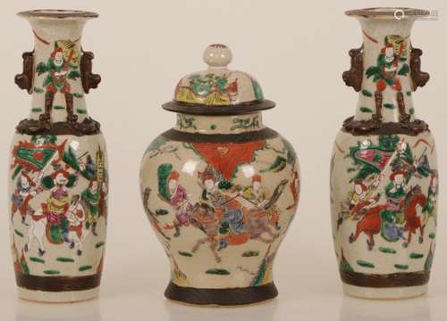 A Nan King earthenware garniture, 2nd half 20th Century.