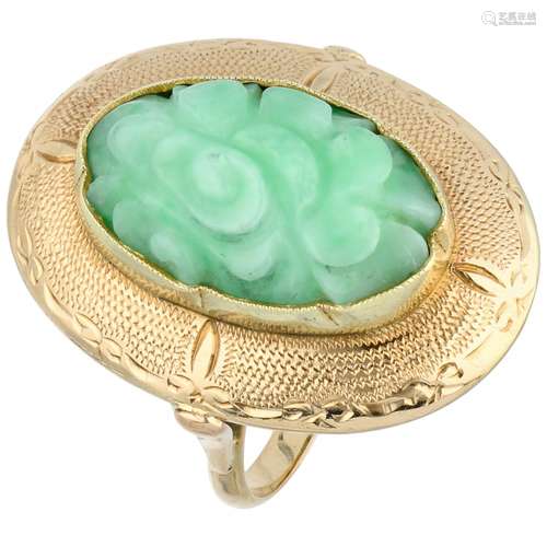 Yellow gold ring with floral cut jade in an oval setting - 14 ct.