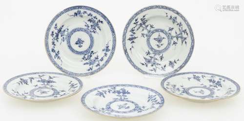 A set of (5) porcelain plates with floral decoration. China, Qianglong.