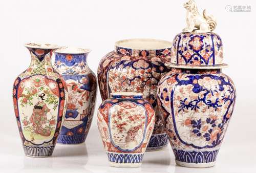 A convoy of various Imari vases including a lidded vase, Japan, ca. 1900.