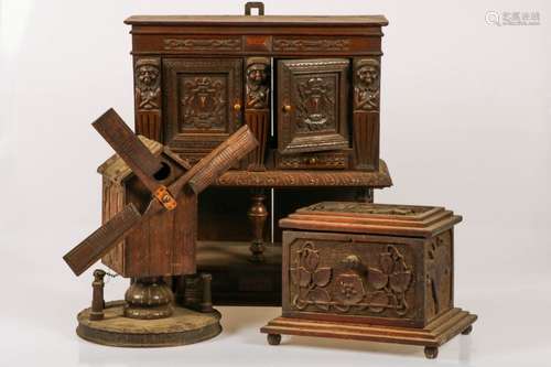 A lot with various carvings a.w. a miniature cabinet, a birdhouse shaped as a windmill with two blad