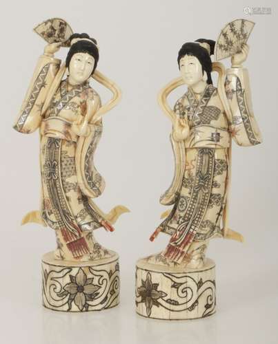 A set of (2) parasol ladies. Japan, late 20th century.