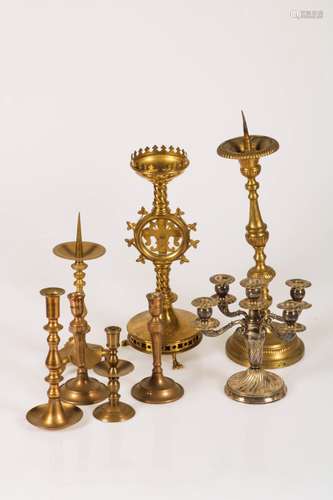 A lot with various candles a.w. a disc-candlestick holder, a silvered five-arm candle and various ot