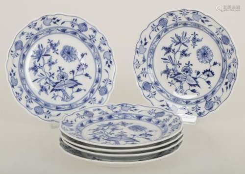 A set of (6) porcelain plates with Zwiebelmuster decor, Meissen, mid 20th century. Meissen, mid 20th