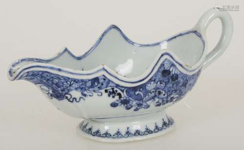 A porcelain sauce jug with floral decoration. China, Qianglong.