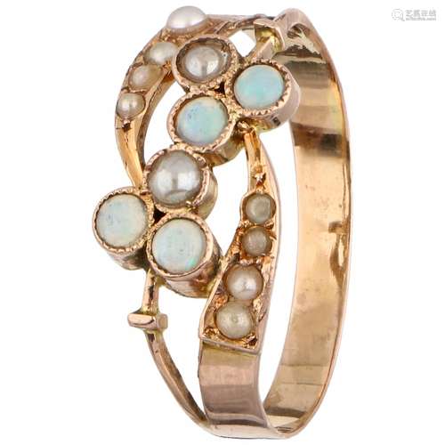 Rose gold antique ring, with natural opal and seed pearl - 18 ct.