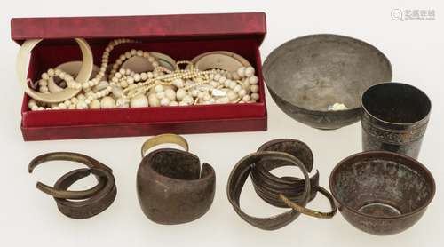 Lot with bijoux a.o. ivory, 7 bracelets, 2 bowls and a beaker, Syria(?), 19th/ 20th century.