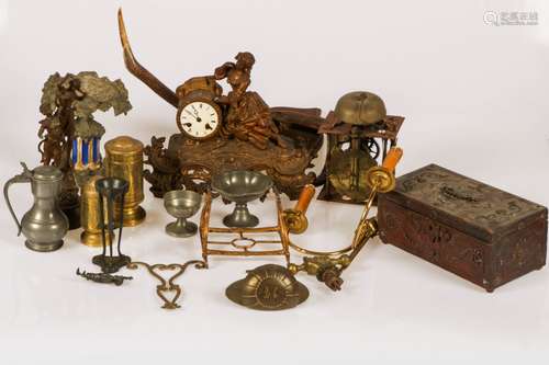 A lot with various items, a.o. a pendulum, a seperate mechanism, Zamac statuette.