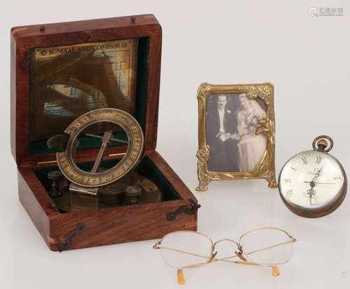 A lot with various items, consisting of: a compass, a pair of glasses, a picture frame and table clo