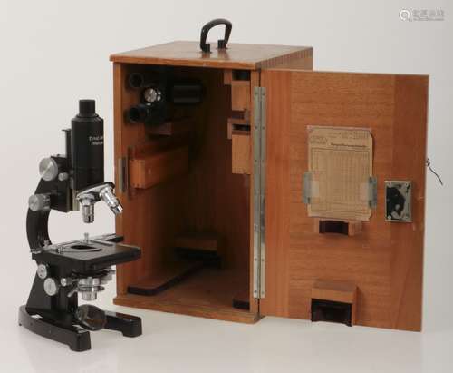 A complete and extensive Leitz mikroscope set in wooden box.