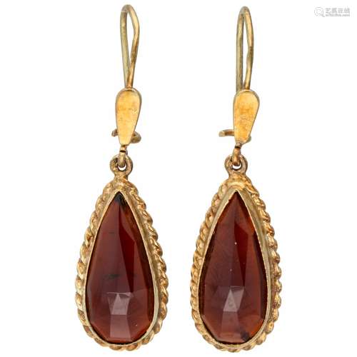 Yellow gold earrings, with pear-shaped faceted garnet - 14 ct.