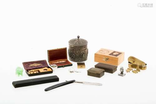 A lot with miscellaneous items including stamp boxes, a razor and tea caddy, 20th century.