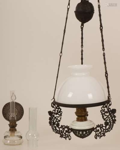 A lot of (2) oil lamps among which a wall mounted oil lamp, Dutch, 20th century.