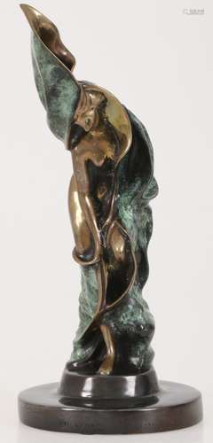 A bronze sculpture of a lady, gesigneerd: by Avi Kenan. Antwerp, 2nd half of the 20th century.