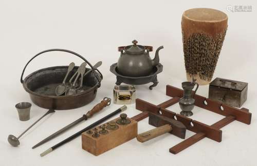 A lot with miscellaneous items including a money box, 19th/ 20th century.