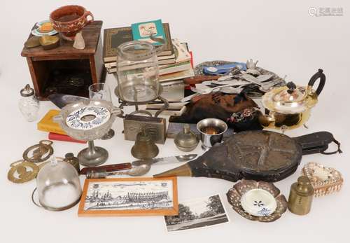 A large lot with various items, a.w. a foot warmer and fireplace bellow.