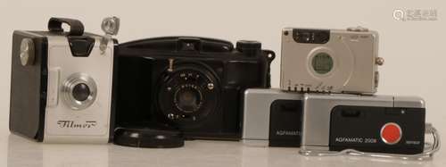 A lot with various old camera's, 20th century.