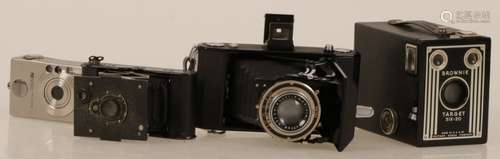 A lot with (4) various photocamera's, 20th century.