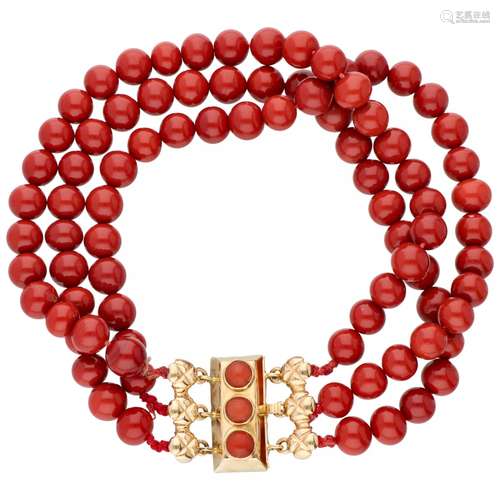 Three-row bracelet including red beads and red coral on a yellow gold closure - 14 ct.