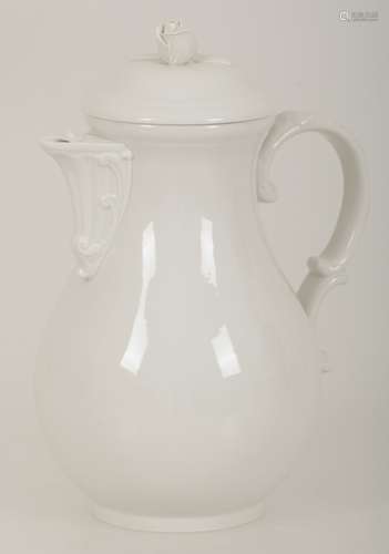 A porcelain coffee pot. Meissen, 20th century.