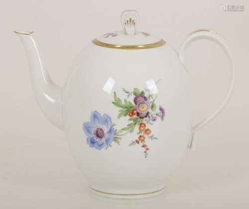 A porcelain coffee pot decorated with flowers. Meissen, 20th century.