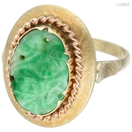 Yellow gold ring, with carved jade - 14 ct.