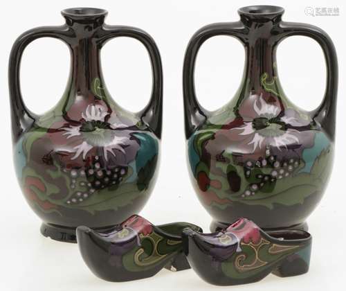 A lot of (4) Gouda 'glansplateel' with 'Flora Iris' decor, consisting of (2) clogs and (2) vases. Th