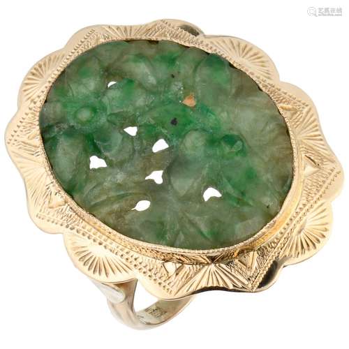 Yellow gold ring with floral carved jade and engraved decoration - 14 ct.