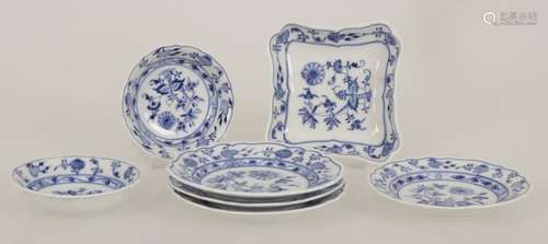 A lot of |(7) porcelain bowls with Zwiebelmuster decor, Meissen, mid 20th century. Meissen, mid 20th