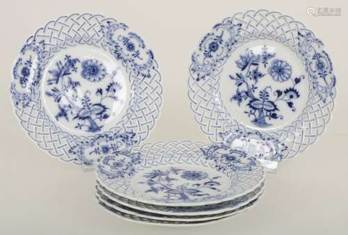 A set of (6) porcelain plates with Zwiebelmuster decor, Meissen, mid 20th century. Meissen, mid 20th