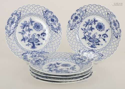 A set of (6) porcelain plates with Zwiebelmuster decor, Meissen, mid 20th century. Meissen, mid 20th