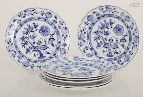 A set of (6) porcelain plates with Zwiebelmuster decor, Meissen, mid 20th century. Meissen, mid 20th