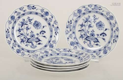 A set of (6) porcelain plates with Zwiebelmuster decor, Meissen, mid 20th century. Meissen, mid 20th