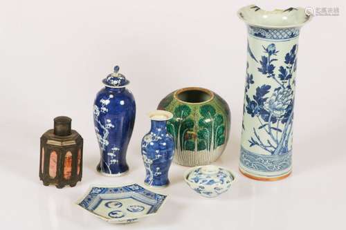 A lot with various Asian porcelain, 20th century.