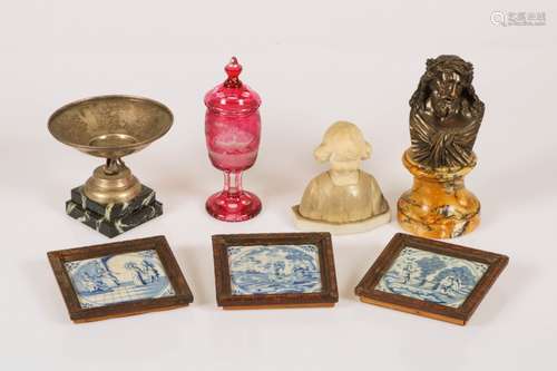 A lot with various items, a.o. glassware and Delft tiles.