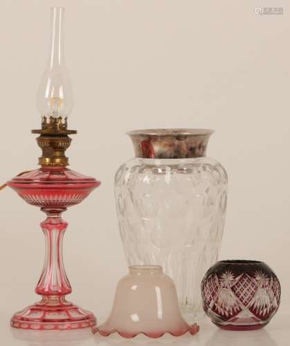 A lot with various glasswork, amongst which an oillamp, 20th century.