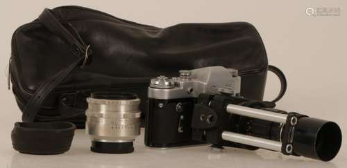 Een Zenit 3M camera met telelens, 20th century.