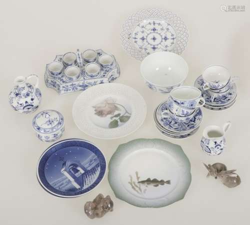 A lot with various porcelain, a.w. Royal Copenhagen, 20th century.