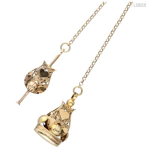 Yellow gold chatelaine with two signets - 14 ct.