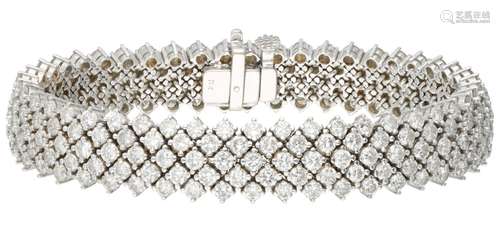 White gold bracelet set all around with 230 diamonds of approx. 11.50 ct. in total - 18 ct.