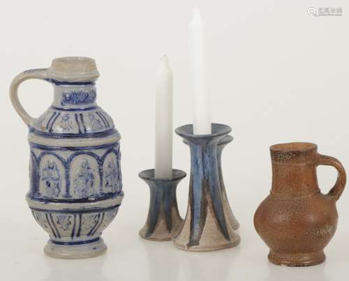 A lot with various earthenware items including (2) stoneware jugs. 19th/20th century.