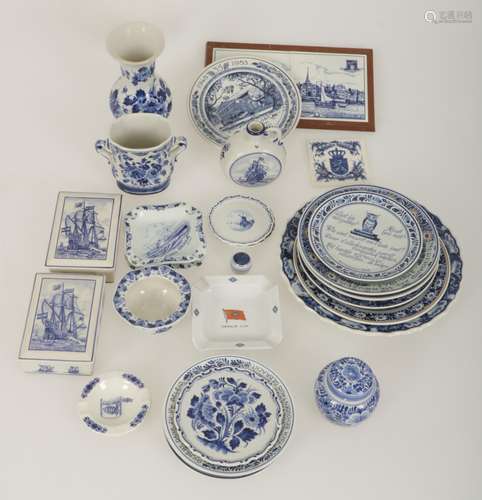 A lot with various earthenware items, including De Porceleyne Fles, Delft, Holland, 20th century.